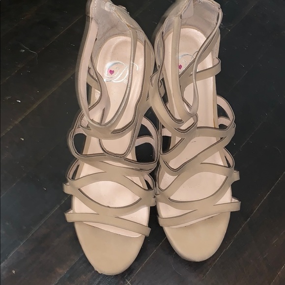 Women’s tan heels - Picture 1 of 4